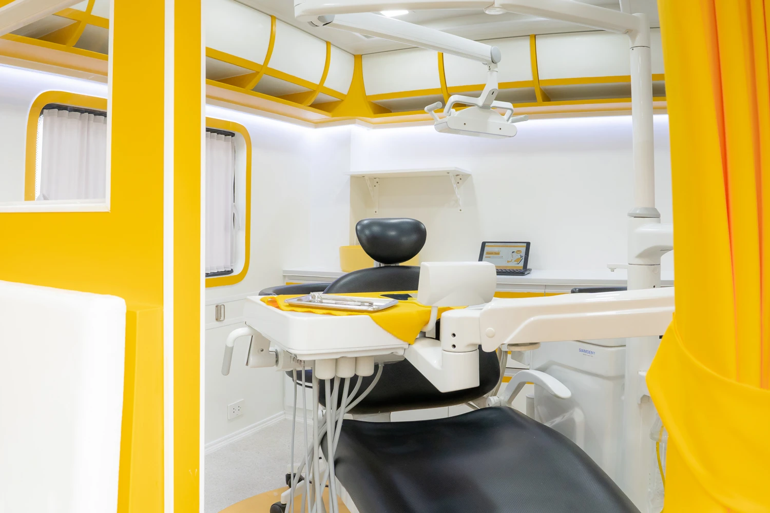 เตียงทำฟันและอุปกรณ์ทันตกรรมภายในรถ Tooth Taxi