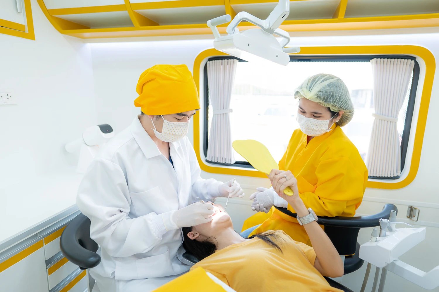 รถทันตกรรมเคลื่อนที่ Tooth Taxi ขณะจอดให้บริการ