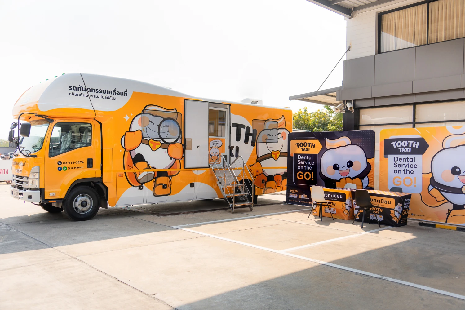ภายในรถทันตกรรมเคลื่อนที่ Tooth Taxi มุมมองจากประตูด้านข้าง